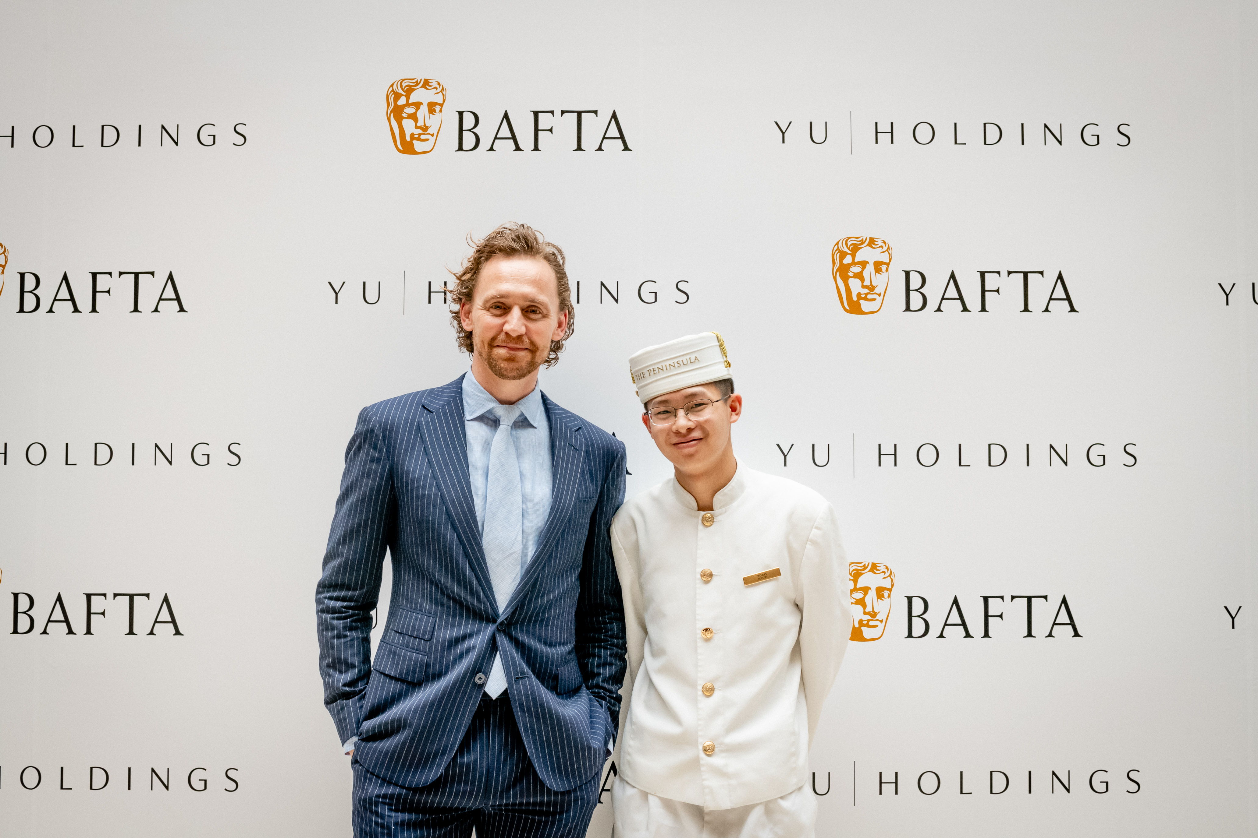 El actor británico, Tom Hiddleston y el icónico Peninsula Page. Foto cortesía de BAFTA Grainne Quinlan