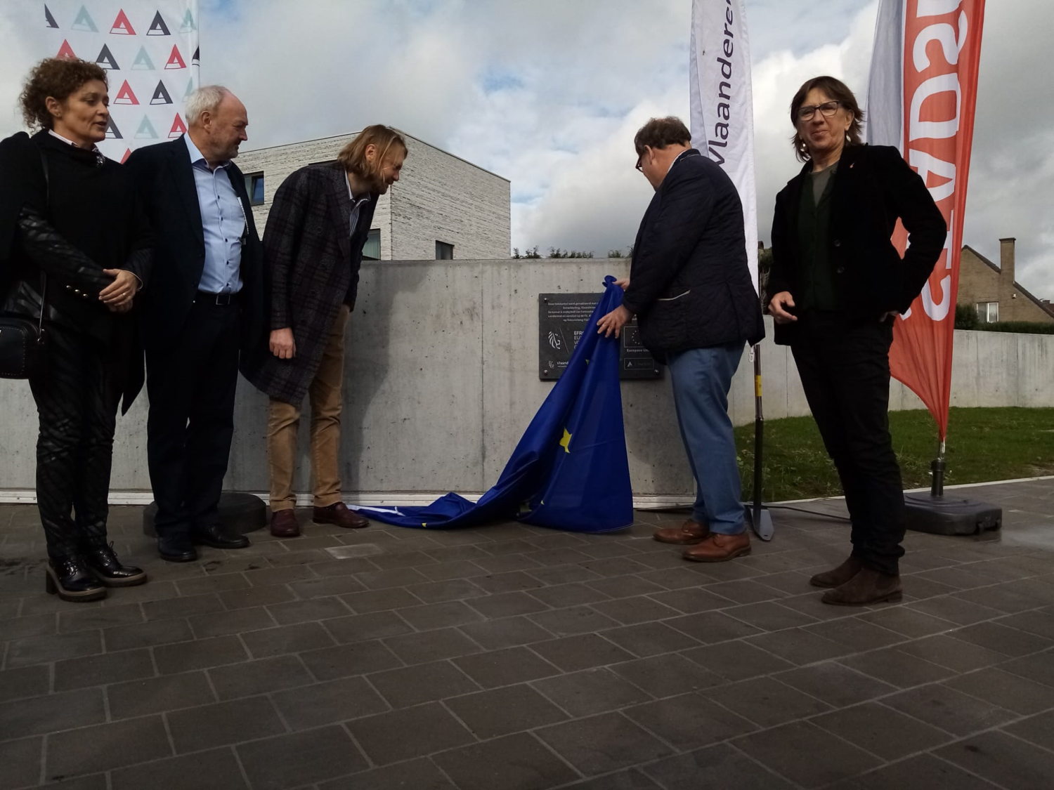 Officiële opening van de fietstunnel met vlnr: minister Lydia Peeters, Werner Van den Stockt, directeur EFRO, schepen Jean-Jacques De Gucht, burgemeester Christoph D'Haese, gedeputeerde Riet Gillis