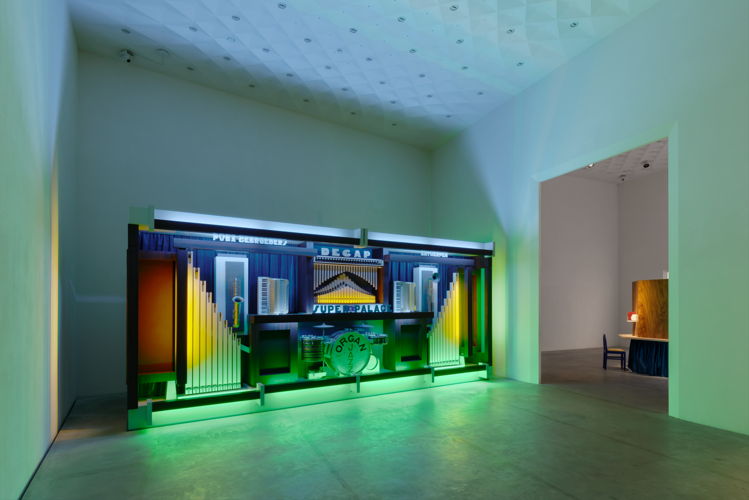 Tentoonstellingszicht van Lucy McKenzie: Super Palace in Z33, 2024. Foto: Useful Art Services.