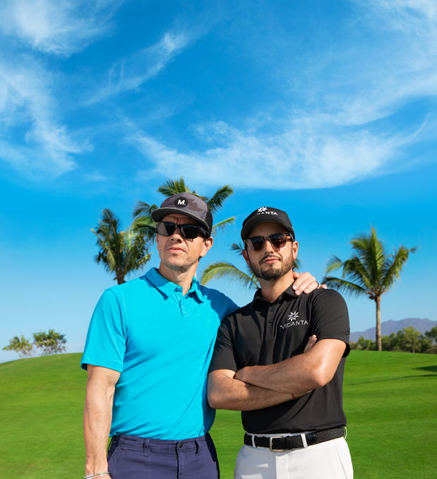 El aclamado actor Mark Wahlberg junto con el golfista profesional Abraham Ancer en los campos de golf de Vidanta. 