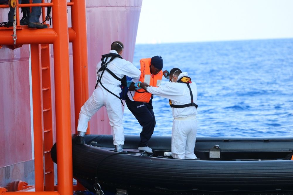Traslado del Ocean Viking a los botes malteses © Hannah Wallace / MSF