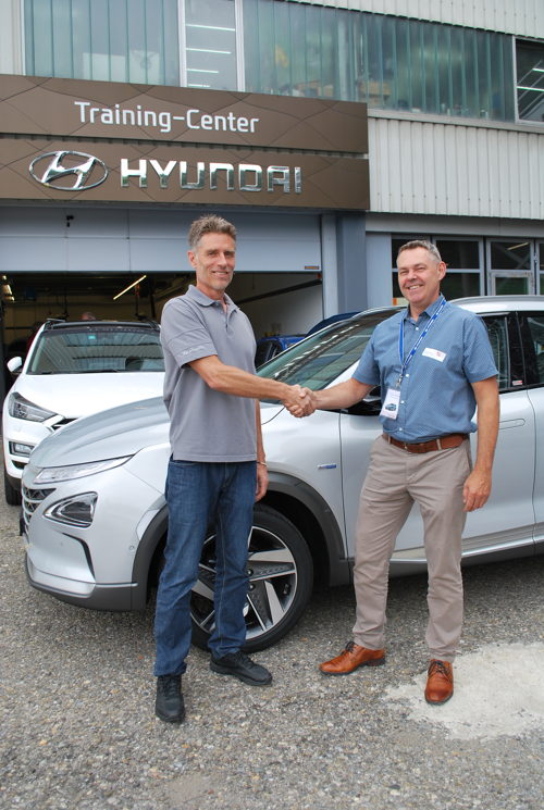 v.l.n.r. René Kleiner (Hyundai Suisse), Thomas Tschumi (Fachgruppenleiter)