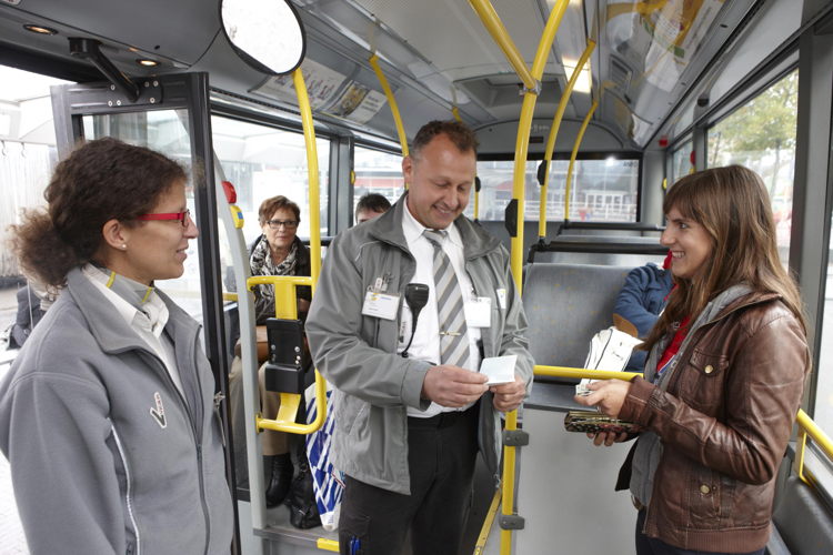 Controleurs van De Lijn kijken na of een reiziger correct heeft betaald. Foto: Stefaan Van Hul