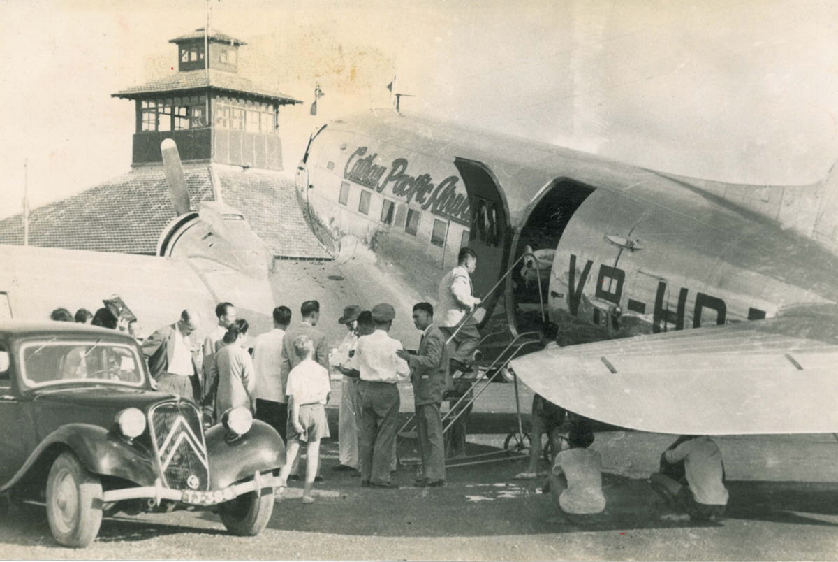 Chuyến bay đầu tiên của Cathay Pacific đến Hải Phòng bằng máy bay DC-3 vào năm 1949 (Ảnh: Cathay)