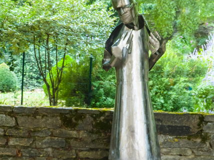 Kunstenaar Peter Meyers schenkt COVID-sculptuur aan GZA Ziekenhuizen