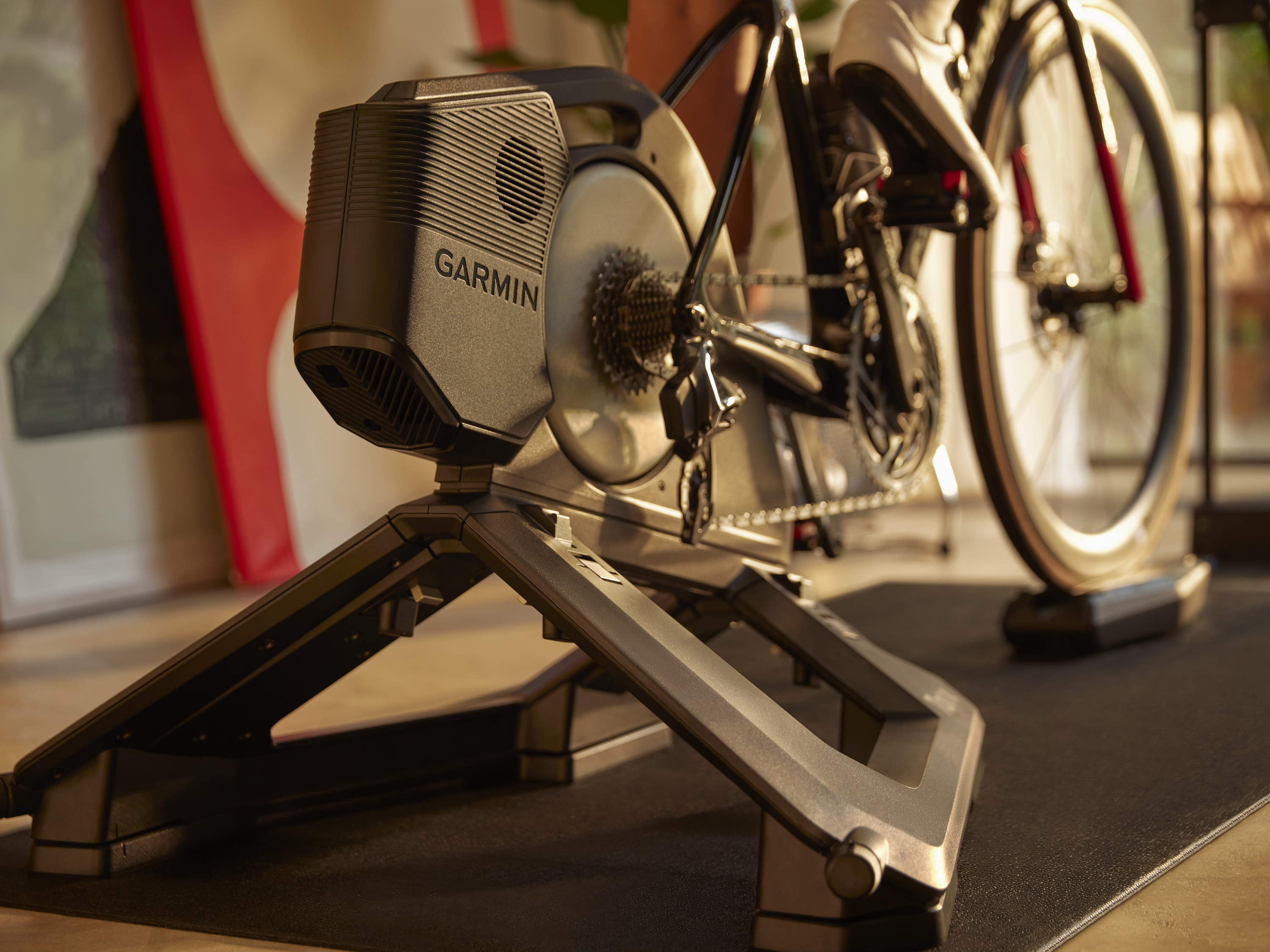 Garmin onthult de Tacx NEO 3M: een krachtige indoor smart trainer met multidirectionele beweging