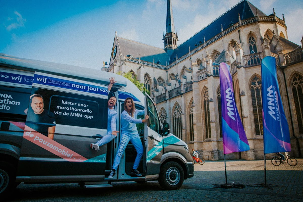 MNM-dj's Sander en Laura doorkruisen 300 Vlaamse gemeenten met hun 'Pauzemobiel'