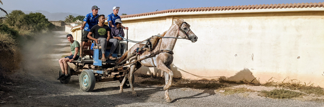 Belgische zonnewagen met paard en kar toegekomen in Marokko
