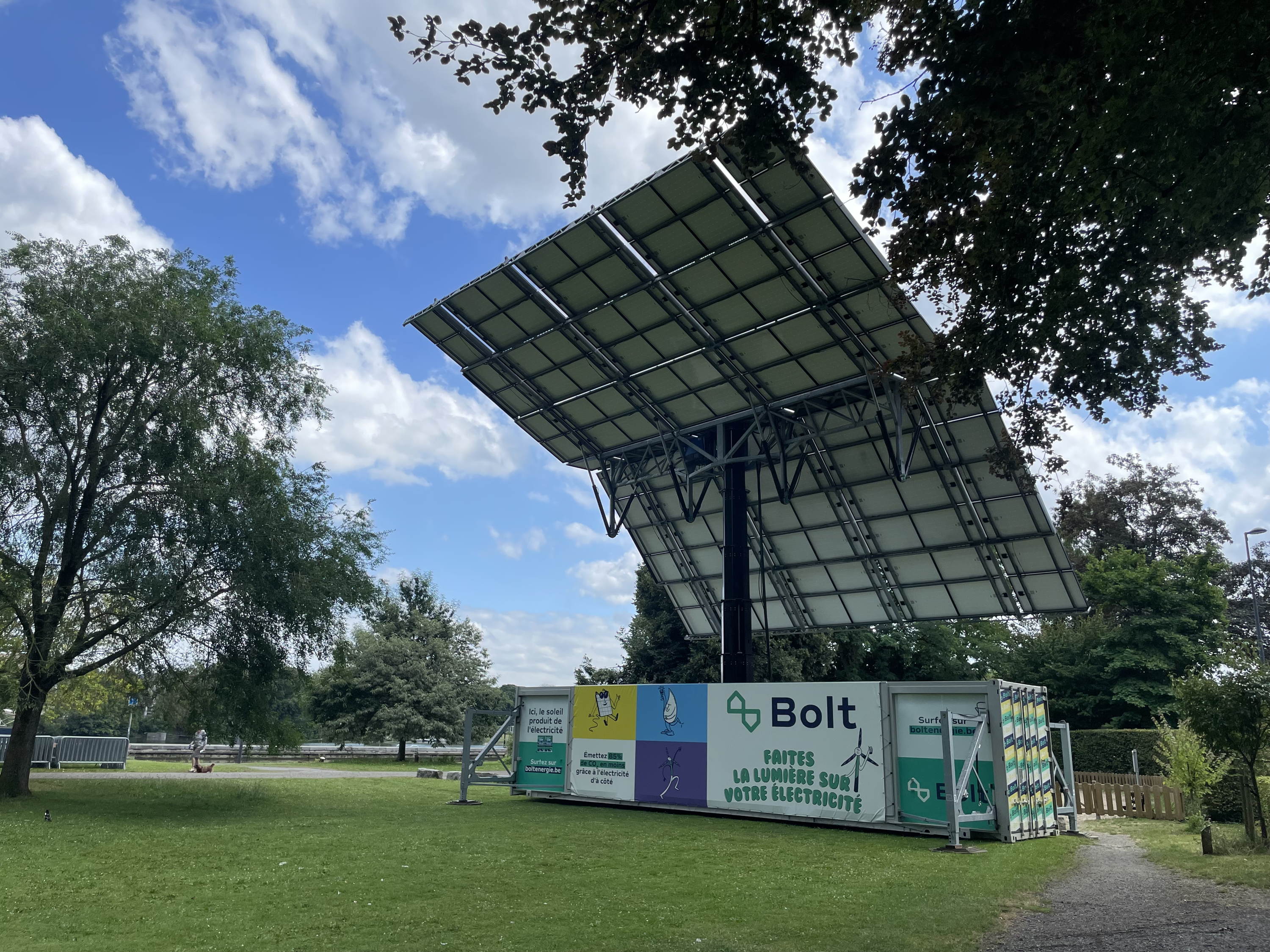 La plus grande installation solaire mobile se rend aux Nuits de Buley à Namur