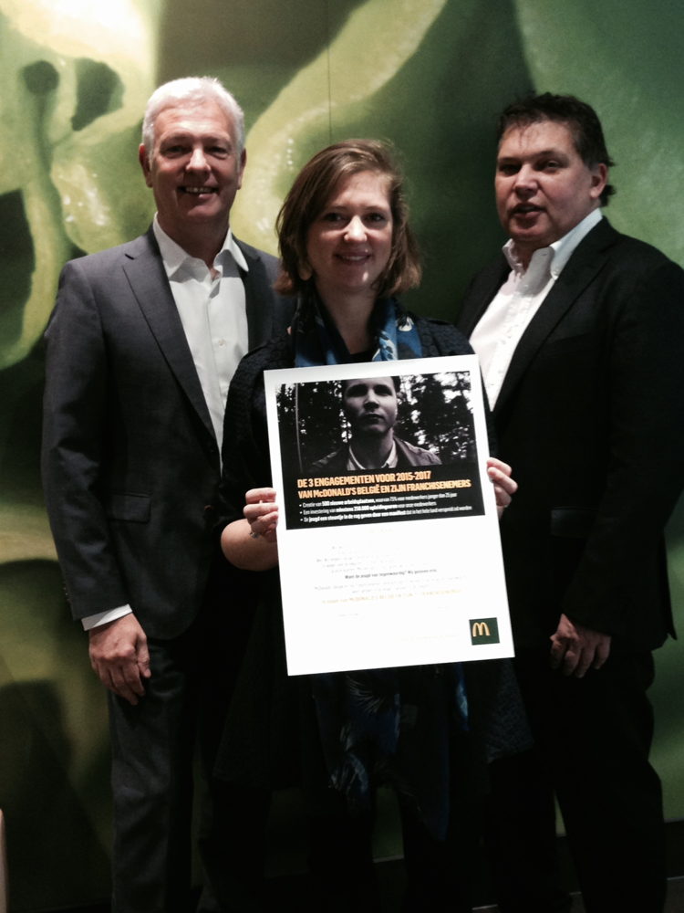 Franchisenemers Valérie Bovy en Guy Bral en Stephan De Brouwer, CEO McDonald's België, hebben de 3 engagementen ondertekend in naam van McDonald's België en zijn 22 franchisenemers.
