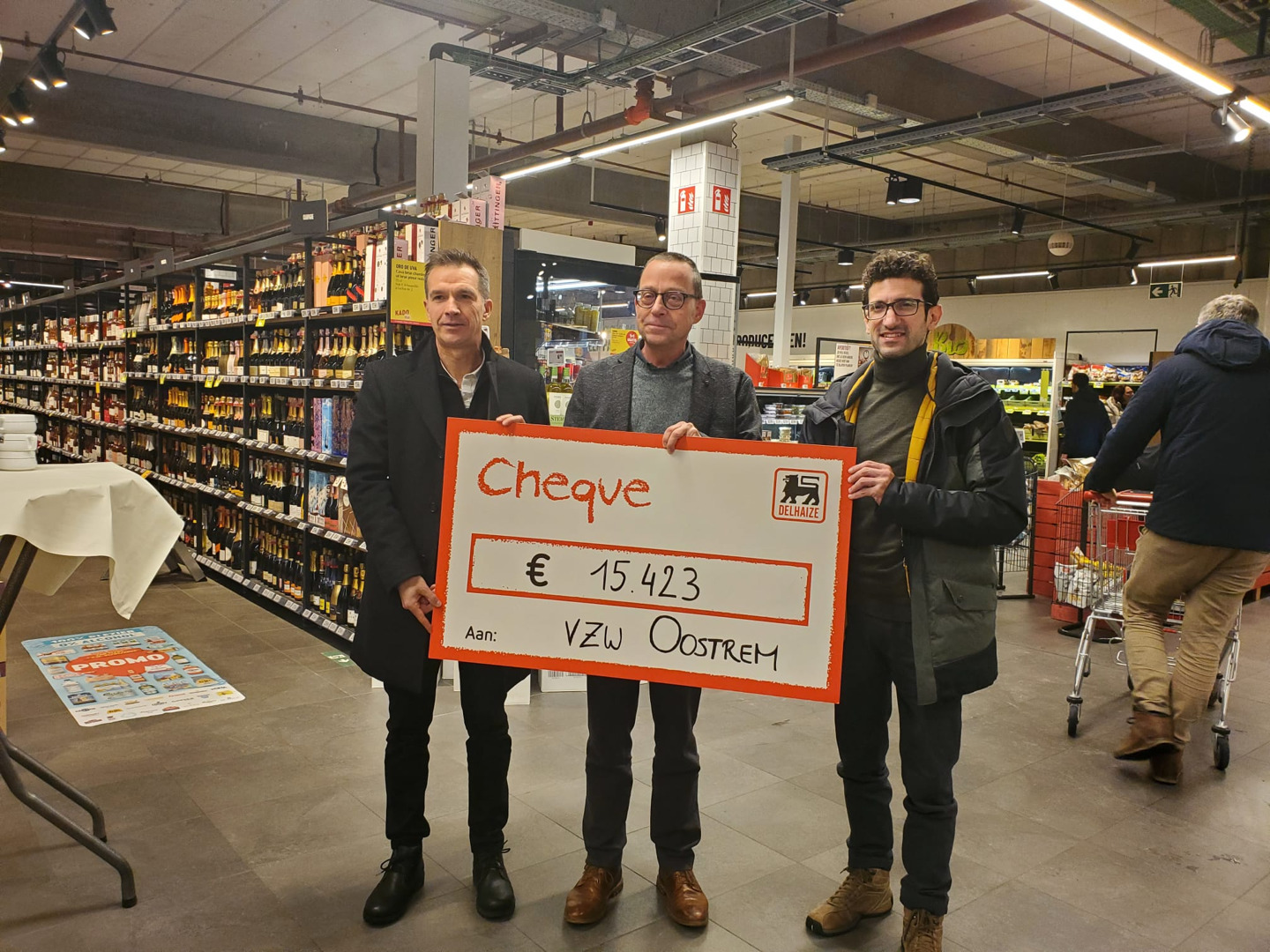 Verkoop Cuvée Oostrem door Delhaize levert 15.423 euro op voor vzw Oostrem in Herent