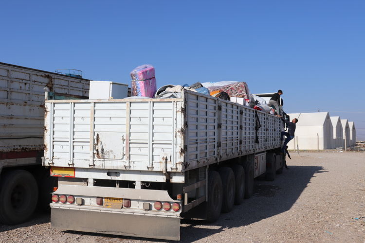 Laylan camp: IDPs are asked to load their belongings on trucks provided by the authorities as part of the camp closure. Copyright: Alex Dunne/MSF