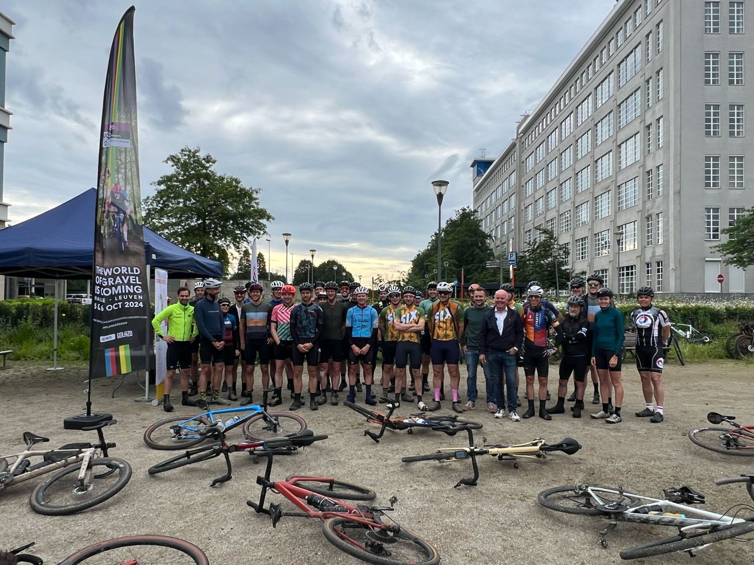 Schepen Geleyns bij de start van de social ride waarmee de gravelroute werd ingehuldigd