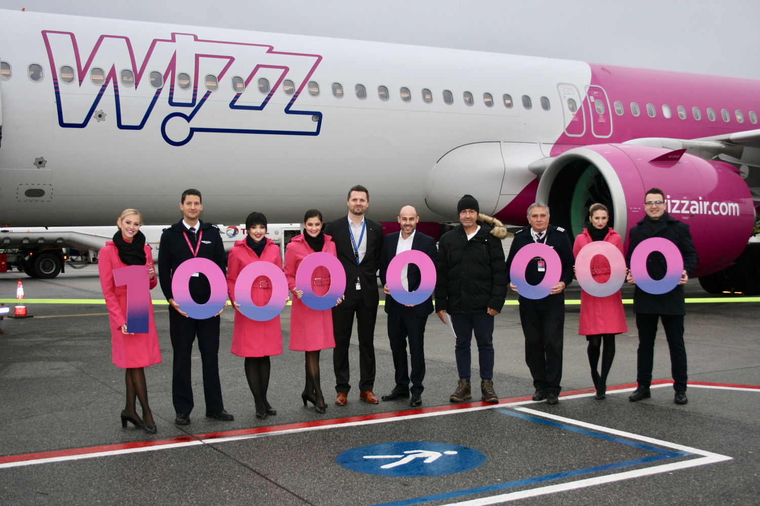 Dean Boljunovic, Head of Route Development Eindhoven Airport, Andras Rado, Corporate Communications Manager Wizz Air, and the lucky 10 millionth passenger, together with the crew of the Budapest-Eindhoven flight this morning