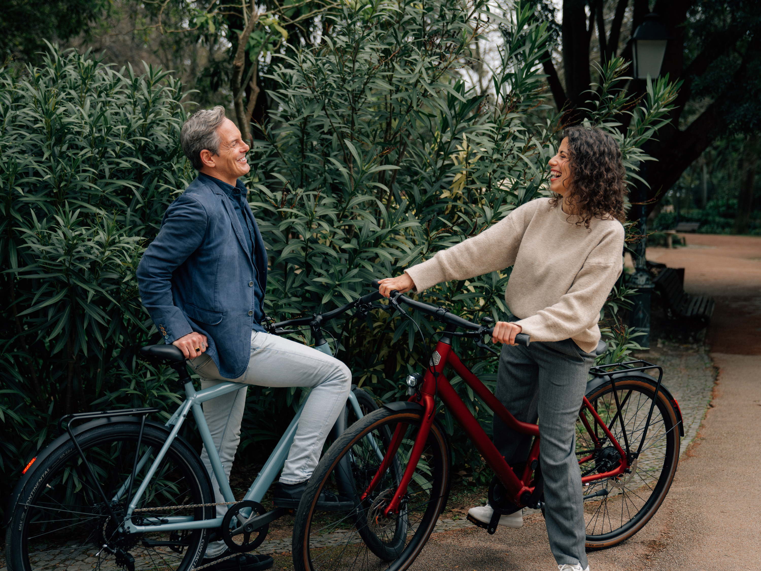 Ampler präsentiert Nova und Nova Pro: Die weltweit ersten E-Bikes mit USB-C-Ladeanschluss direkt im Rahmen