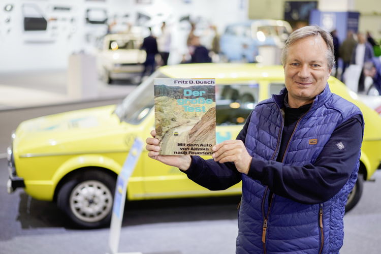 Al igual que el recorrido mismo, el libro sobre las aventuras del periodista  automotriz Fritz B. Busch sigue siendo legendario hasta el día de hoy. Jörg Köhres incluso tiene una copia mientras visita el Golf “Alaska-Tierra del Fuego” en Essen