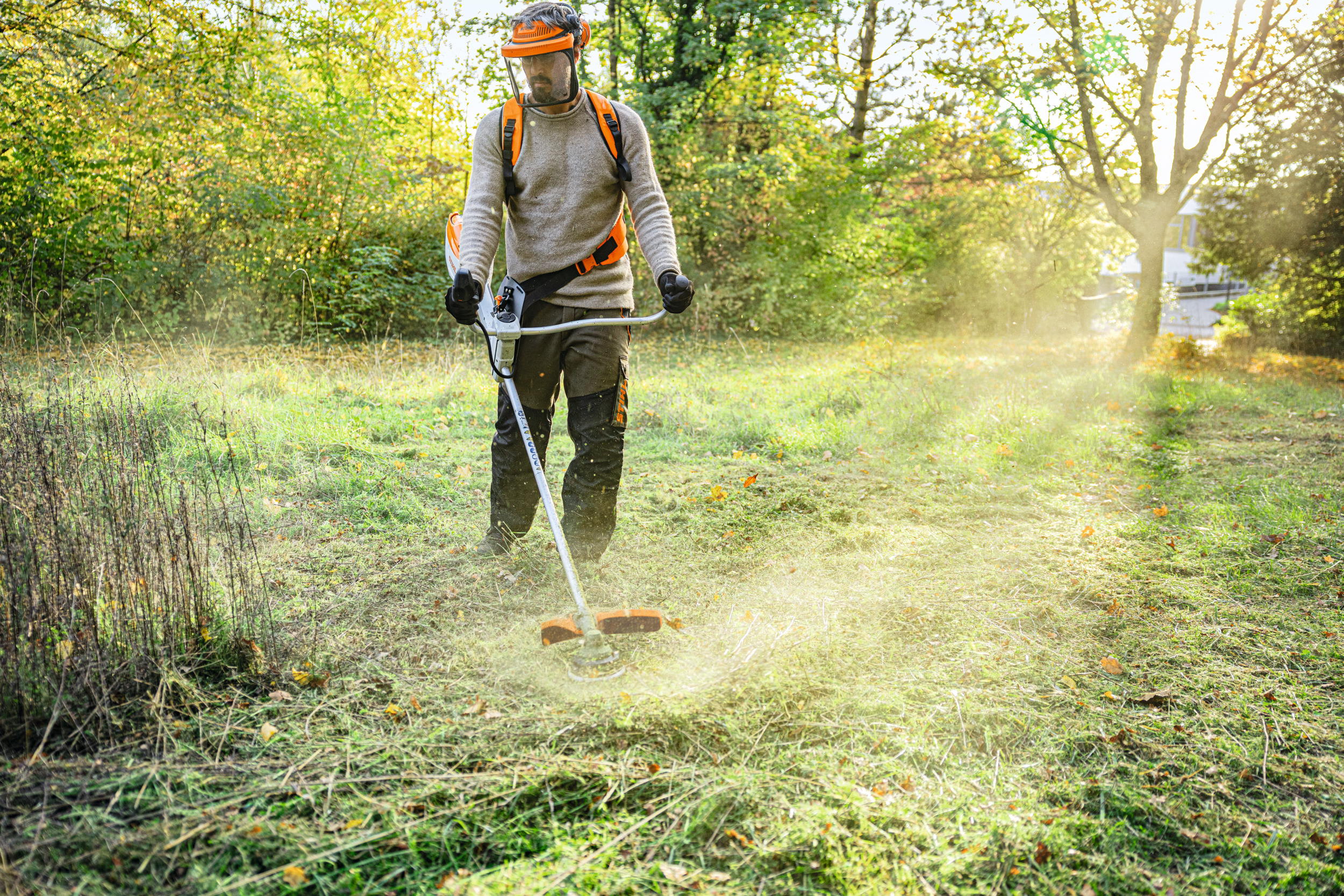 La débroussailleuse sur batterie STIHL FSA 200 convient très bien pour de longues heures de travail. Parfaitement équilibrée et équipée de série du système anti-vibrations, elle limite la pression exercée sur les articulations et les muscles de l’utilisateur. La débroussailleuse sur batterie STIHL FSA 200 convient très bien pour de longues heures de travail. Parfaitement équilibrée et équipée de série du système anti-vibrations, elle limite la pression exercée sur les articulations et les muscles de l’utilisateur.