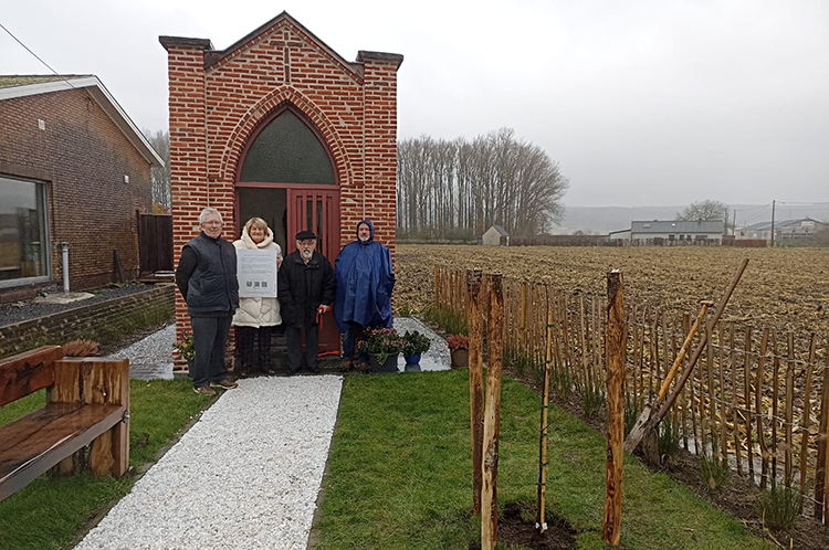 Gerestaureerde kapel Kluisbergen krijgt gezelschap van nakomeling eeuwenoude linde