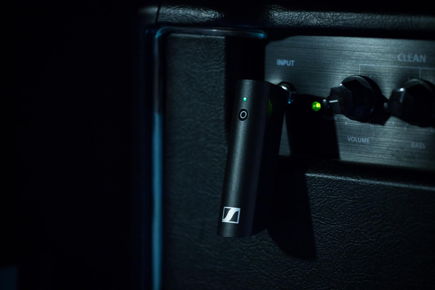 Mit den XSW-D Sets von Sennheiser musst du dir keine Sorgen um Lizenzen und Anmeldekosten machen: Sie senden im Frequenzbereich um 2,4 GHz und sind damit ohne Anmeldung weltweit lizenzfrei bereit für deinen Auftritt