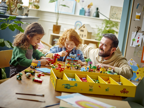 Persbericht: LEGO® onderzoek: 4 op 10 Belgische ouders speelt nog geen uur per week met hun kinderen