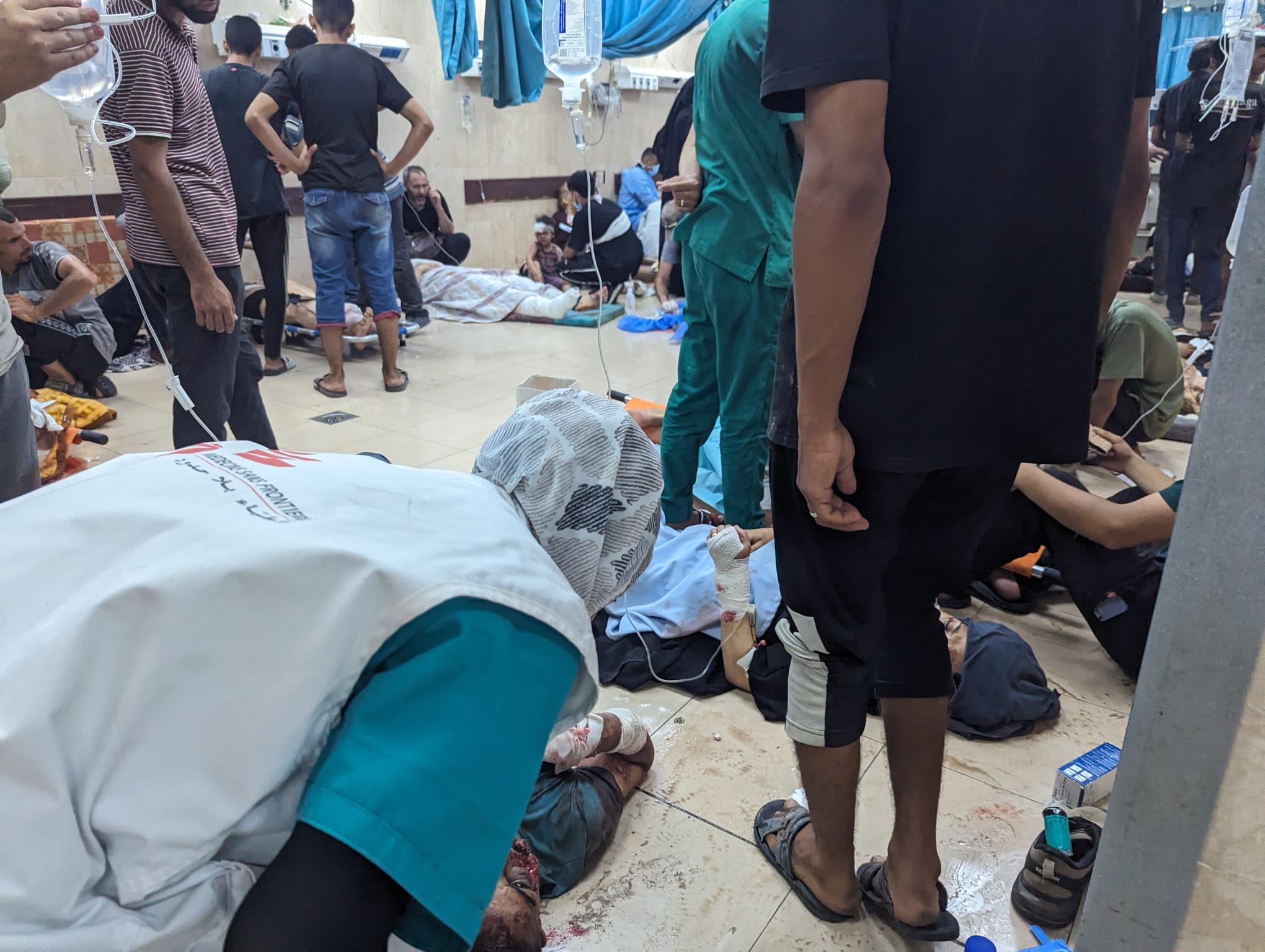 Personal de MSF y del hospital de Al Aqsa, atiende a pacientes gravemente heridos, muchos de ellos mujeres y niños, el 8 de junio de 2024, tras un bombardeo israelí sobre el el campo de refugiados de Al Nuseirat. Foto de archivo. © Karin Huster/MSF Personal de MSF y del hospital de Al Aqsa, atiende a pacientes gravemente heridos, muchos de ellos mujeres y niños, el 8 de junio de 2024, tras un bombardeo israelí sobre el el campo de refugiados de Al Nuseirat. Foto de archivo. © Karin Huster/MSF
