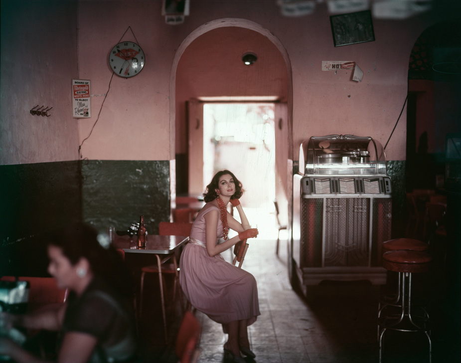 Model in a sleeveless summer dress posing in a bar. Photo, November 1956 AKG207544 © akg-images / Tony Vaccaro Model in a sleeveless summer dress posing in a bar. Photo, November 1956 AKG207544 © akg-images / Tony Vaccaro