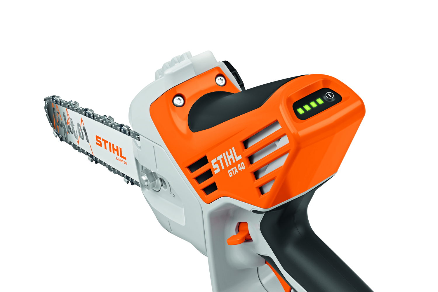 De STIHL GTA 40 is de eerste mini accukettingzaag in het STIHL assortiment die werd ontworpen voor professionele toepassingen. Ze biedt een indrukwekkende combinatie van laag gewicht, compact design en topprestaties. Ze is zowel geschikt voor boom- en bosbouwwerkzaamheden op de grond als voor onderhouds- en correctiesnoeiwerk in boomtoppen.