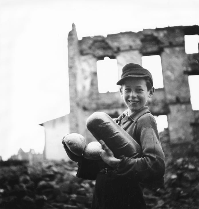 Boy with bread. Photo, October 1948 (Ludwigshafen) AKG210798 © akg-images / Tony Vaccaro Boy with bread. Photo, October 1948 (Ludwigshafen) AKG210798 © akg-images / Tony Vaccaro