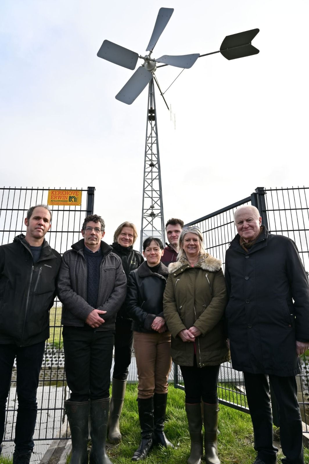 Vertegenwoordigers van gemeentebestuur en -raad van Jabbeke, VLM, Polderbestuur en ANB bij de nieuwe windwatermolen die samen met een nieuwe stuw zorgt voor een duurzaam waterbeheer.