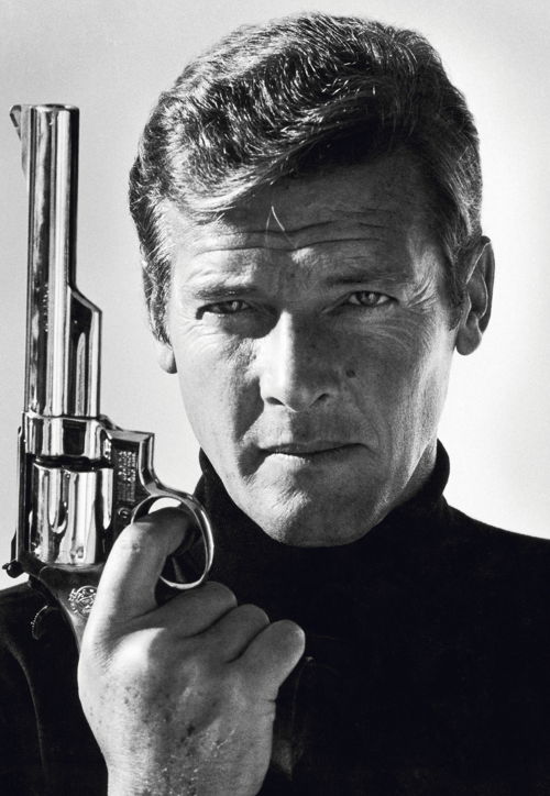 El actor británico Roger Moore posa con un arma como James Bond, a finales de 1970 
© Iconic Images / Terry O'Neill
