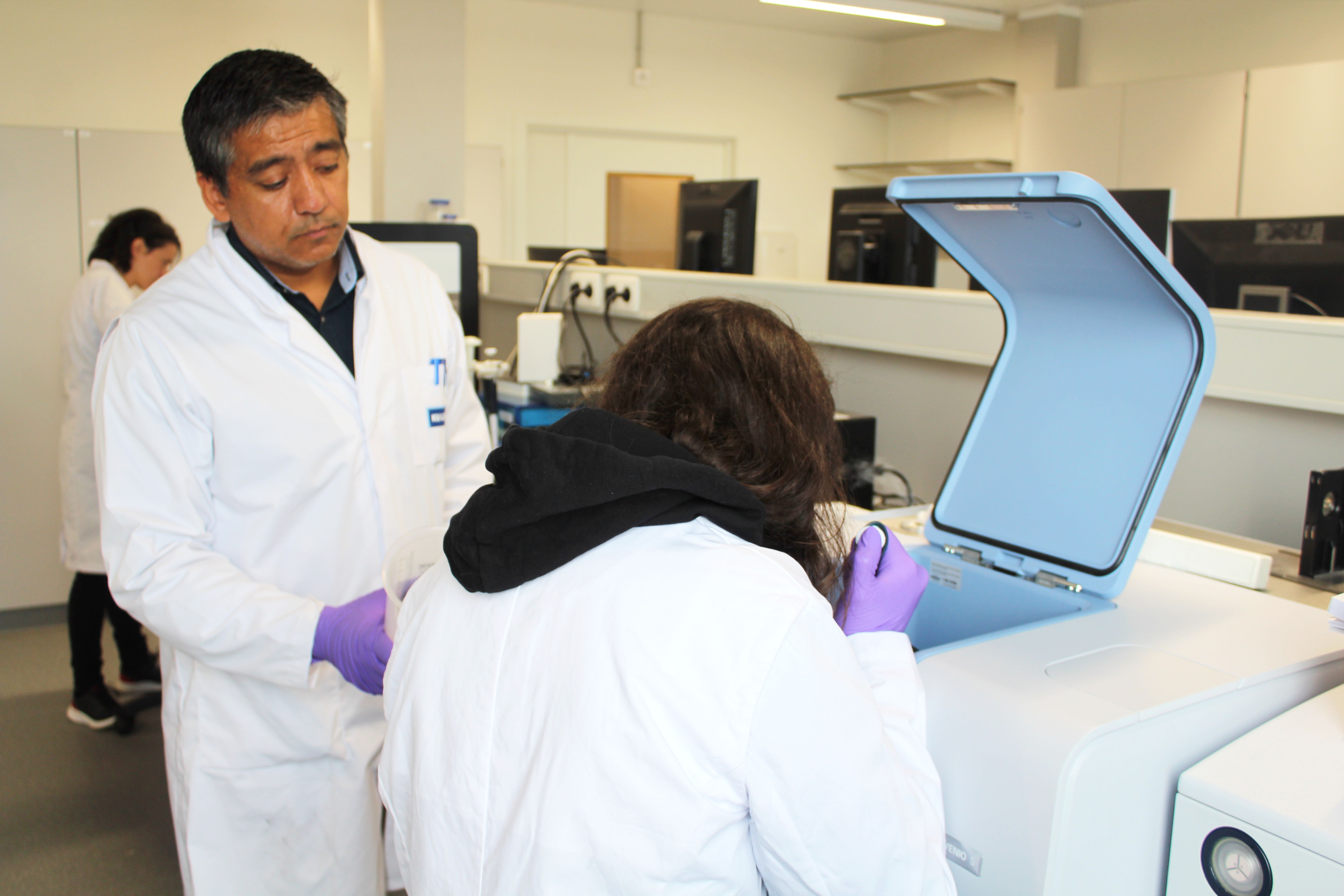 Rodrigo Gallardo from the Switch lab teaching some practical techniques during the Biophysics workshop