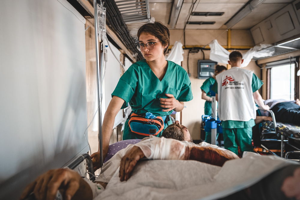 Unique Identifier Code / URN: MSB127236 Title: Doctors on Rails - MSF Medicalised train in Ukraine Copyright: Andrii Ovod Countries: Ukraine Date taken / Date Recorded: 20 May, 2022 Caption / Description: MSF nurse, Anastasia Prudnikova, monitors a war-wounded patient inside the inpatient department of the medical team during a journey from Pokvrosk, in eastern Ukraine, to Lviv in western Ukraine. The journey takes approximately 20 hours. Since 31 March, we have transported more than 600 patients. 