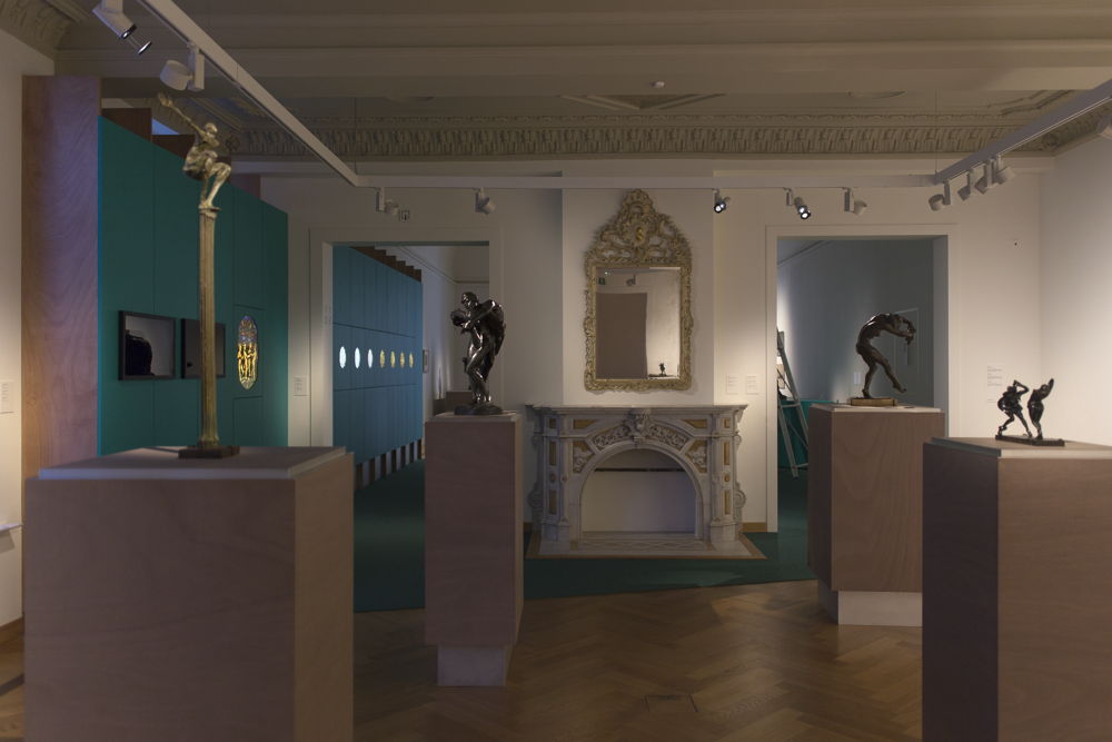 Zaalzicht ‘De Taal van het Lichaam’ in M – Museum Leuven. Foto: © Alexandra Colmenares