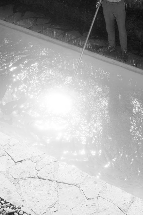 Pool, 2017 - Mirrored foil taped on fishing net © Ann Vincent Pool, 2017 - Mirrored foil taped on fishing net © Ann Vincent