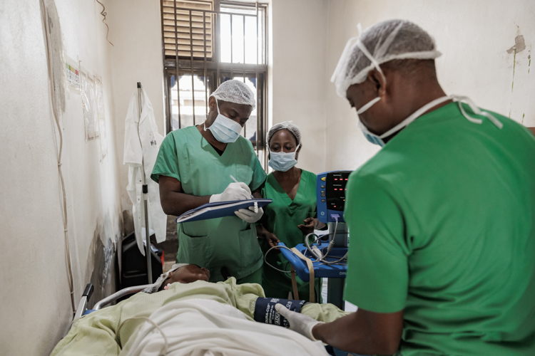 During surgical intervention, MSF specialists work together to provide lifesaving care to a patient under anesthesia at Salama Hospital. Copyright: MSF During surgical intervention, MSF specialists work together to provide lifesaving care to a patient under anesthesia at Salama Hospital. Copyright: MSF