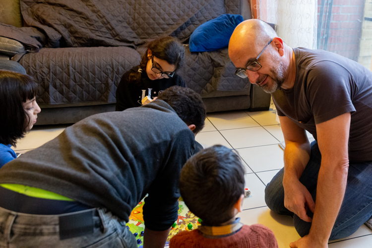 Buddy Peter ondersteunt een Leuvens gezin bij de opvoeding van de kinderen - foto Home start