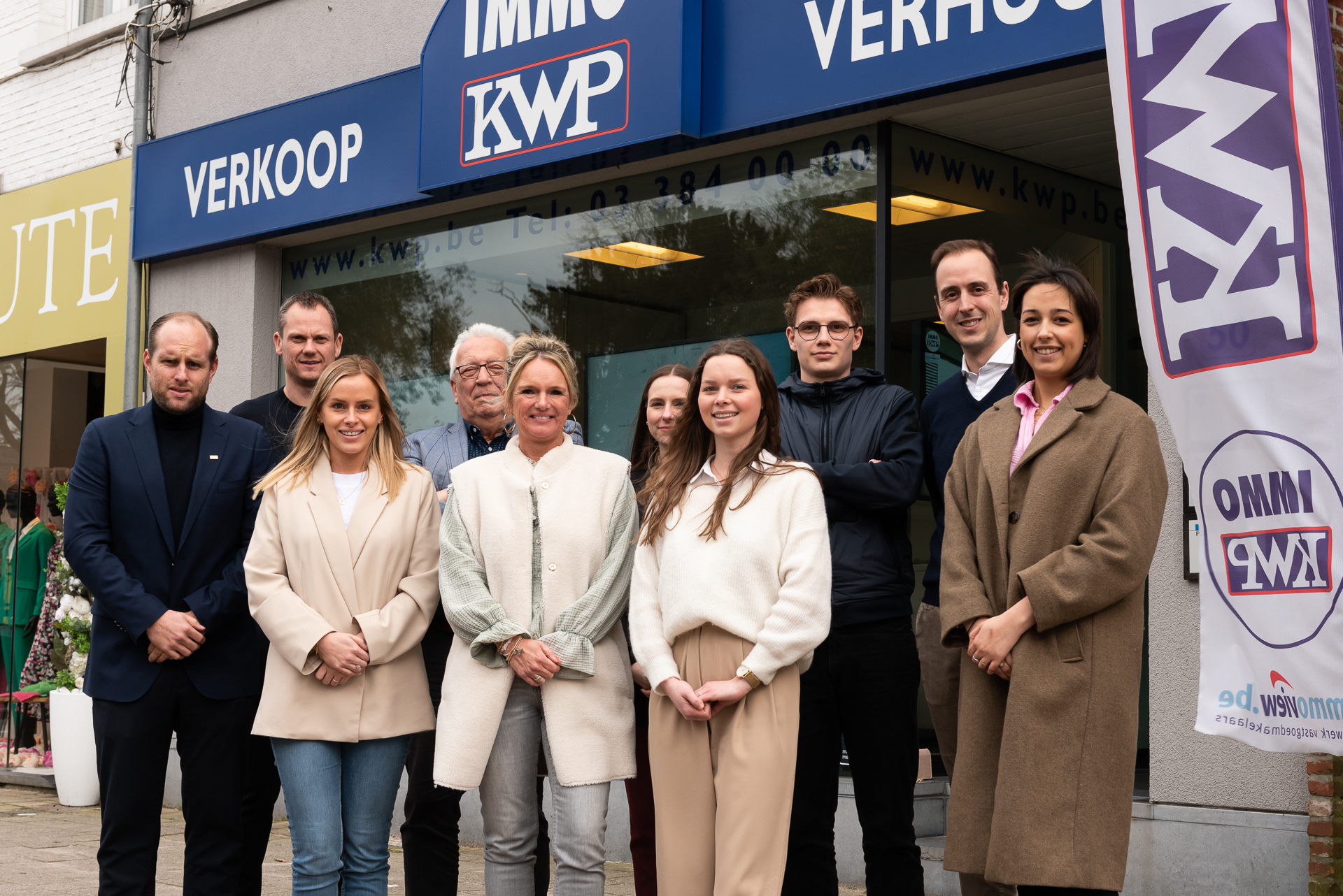 Johan Heylen (2e van links) en Cedric Van Hencxthoven (2e van rechts) van Heylen Vastgoed met het team van Immo KWP Johan Heylen (2e van links) en Cedric Van Hencxthoven (2e van rechts) van Heylen Vastgoed met het team van Immo KWP