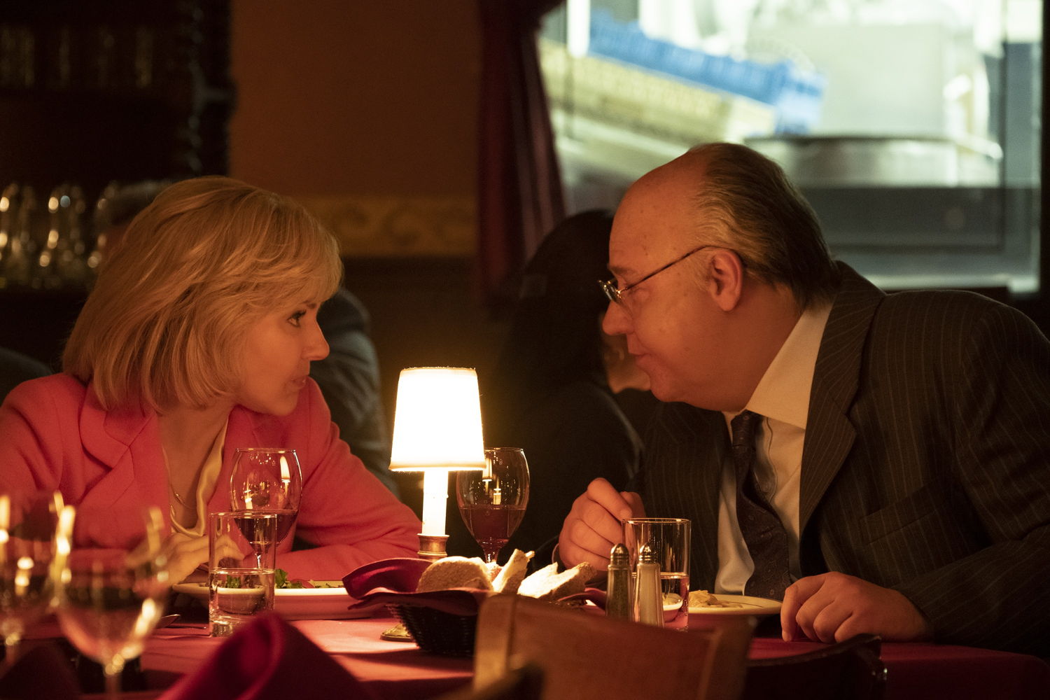 Russel Crowe en Siena Miller (Beth Ailes) - (c) Showtime