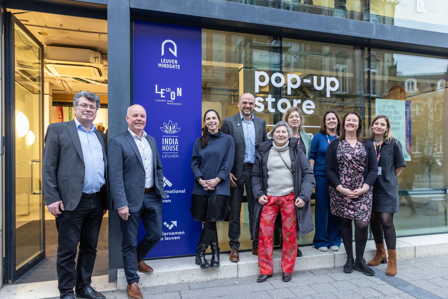 Geert Robberechts (India House Leuven), schepen Geleyns, schepen Wadera, Jan Paesen (Leuven MindGate), Patricia Schoolmeesters, Sarah Vandendael, Nathalie Van Reusel, Natalie De Filette (International House Leuven), Margot Vandermeulen