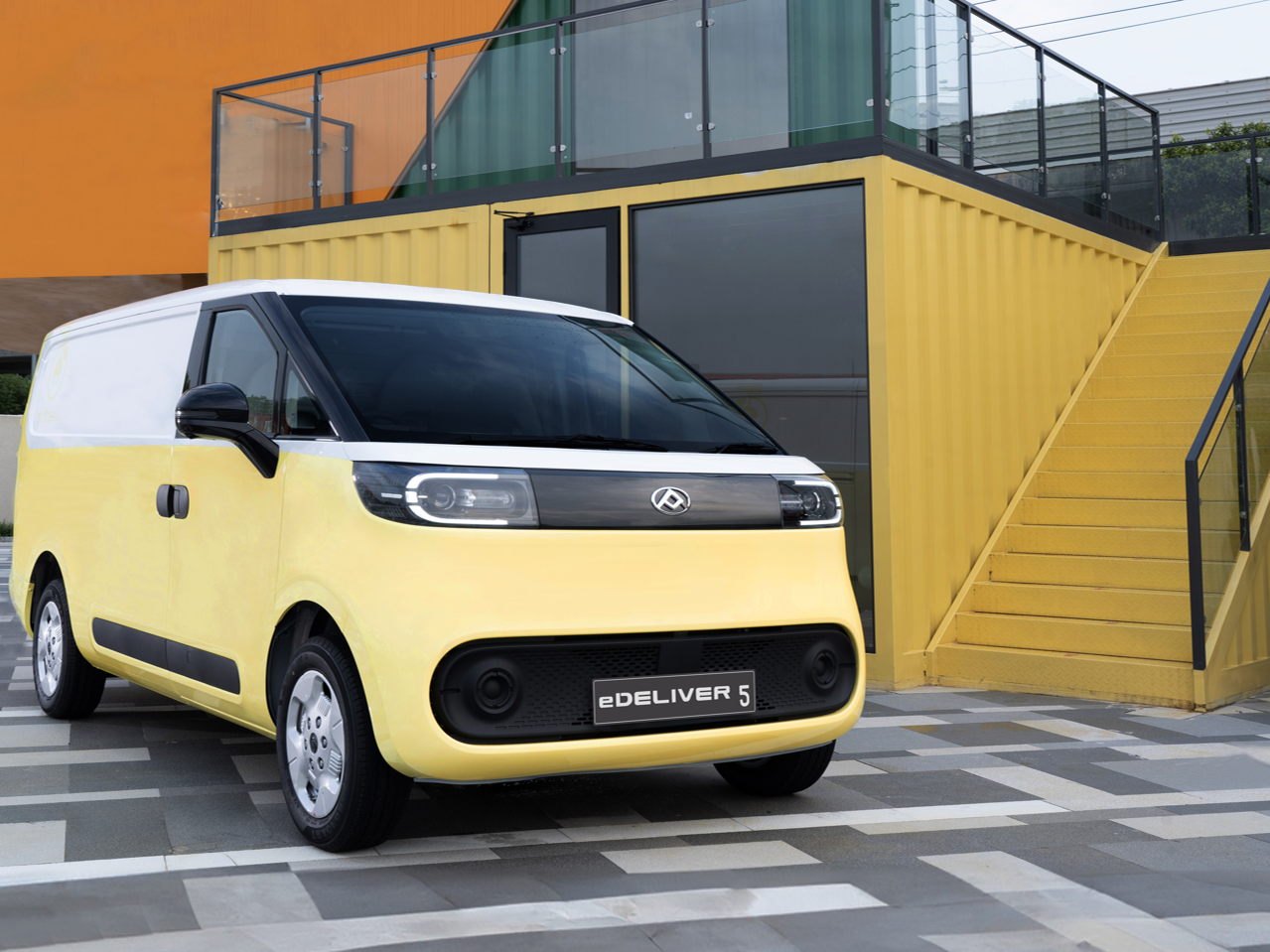 Elektromobilität ohne Kompromisse: 
Vielseitiger MAXUS eDELIVER 5 rollt auf die deutschen Straßen