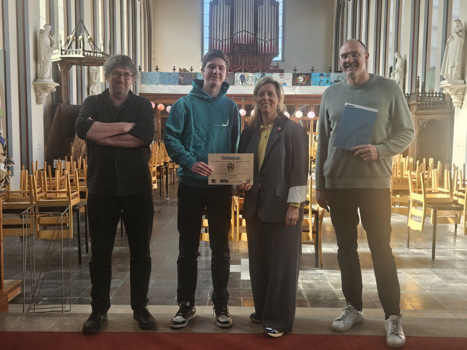 vlnr: Erik Meganck (godsdienstleerkracht), Thomas Remue, Sofi Van Ussel en Stijn Duhamel (graadcoördinator)  