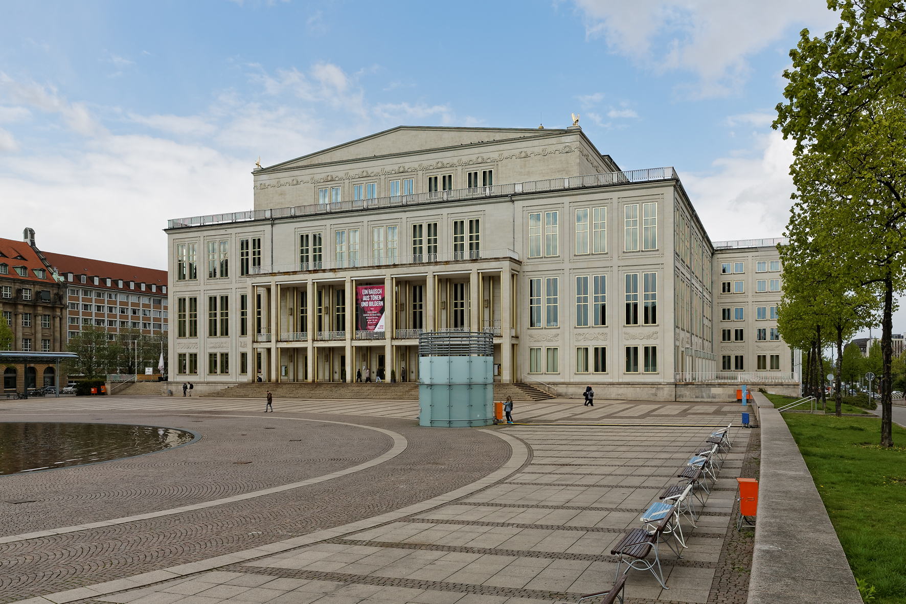 Das Opernhaus Leipzig nutzt seit September 2016 Sennheiser MobileConnect. Das Opernhaus Leipzig nutzt seit September 2016 Sennheiser MobileConnect.