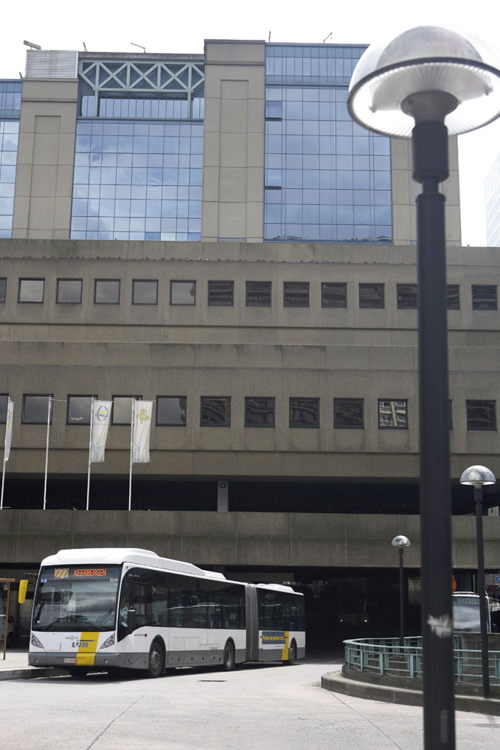 Een bus van De Lijn vertrekt aan het Brusselse Noordstation. 
