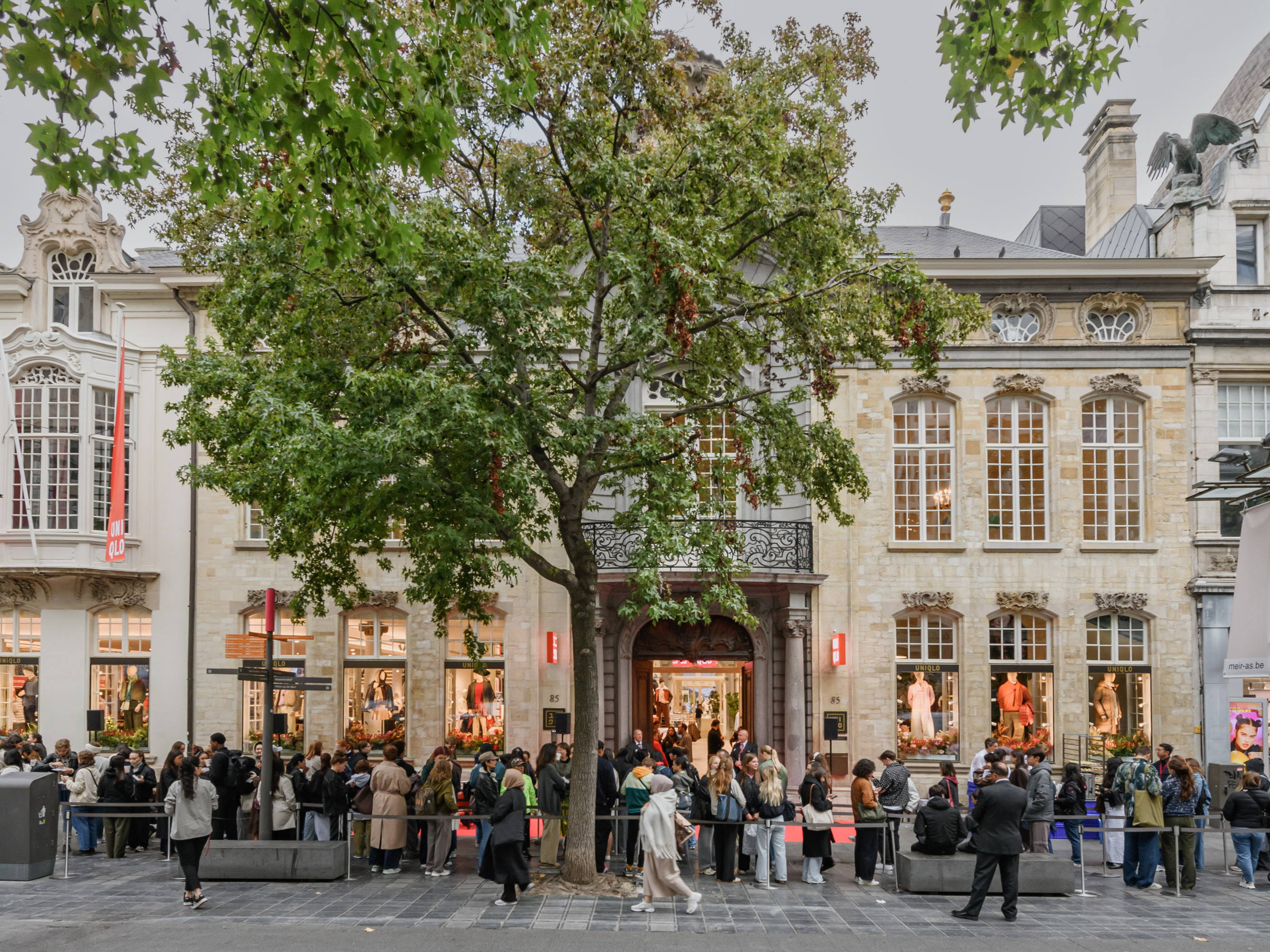 UNIQLO opent flagshipstore in iconisch Osterriethhuis op de Meir in Antwerpen met 500 klanten in de rij 