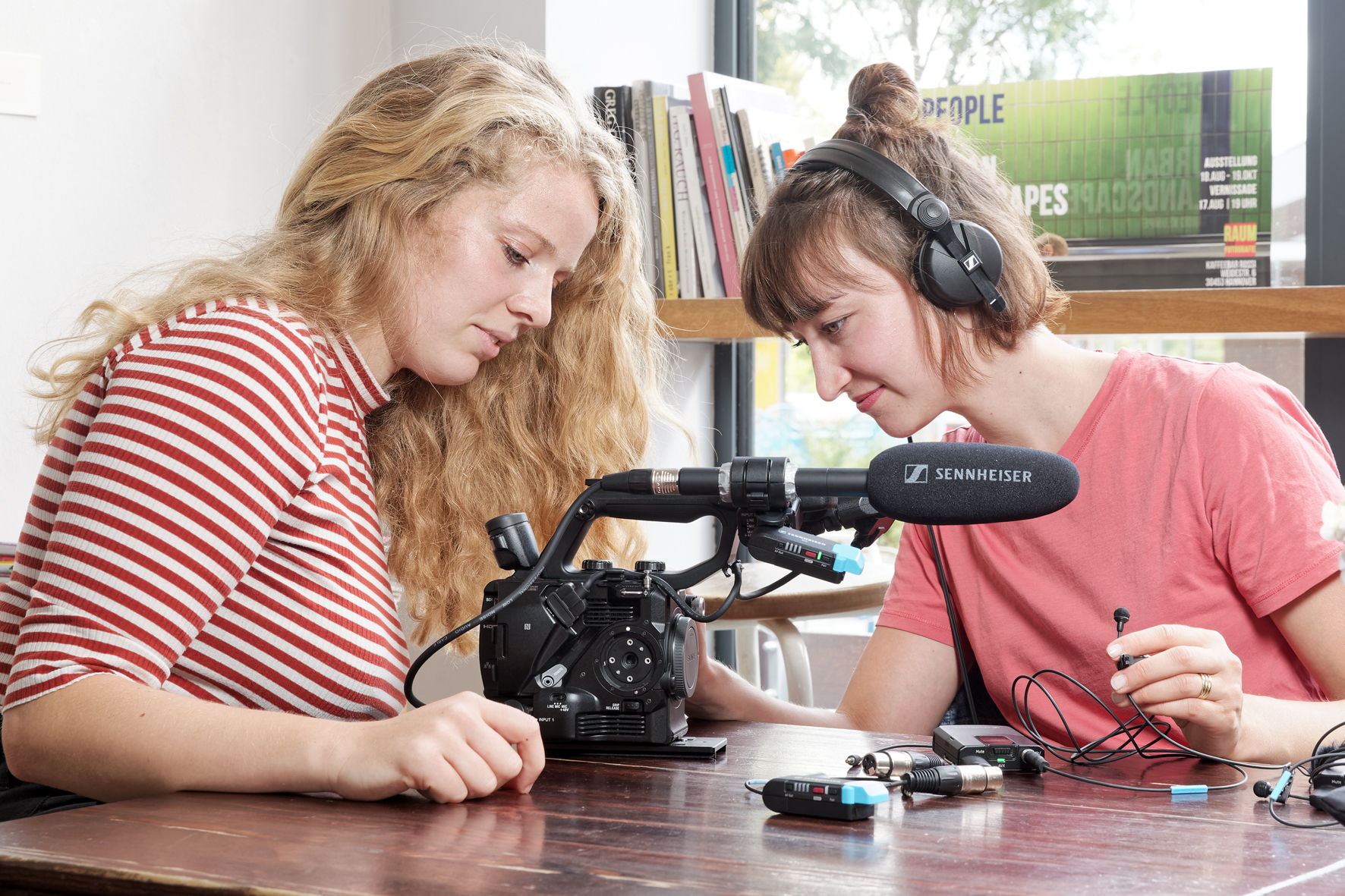 Lena Lobers (links) und Carina Nickel (rechts) setzen beim Ton auf die Produkte von Sennheiser