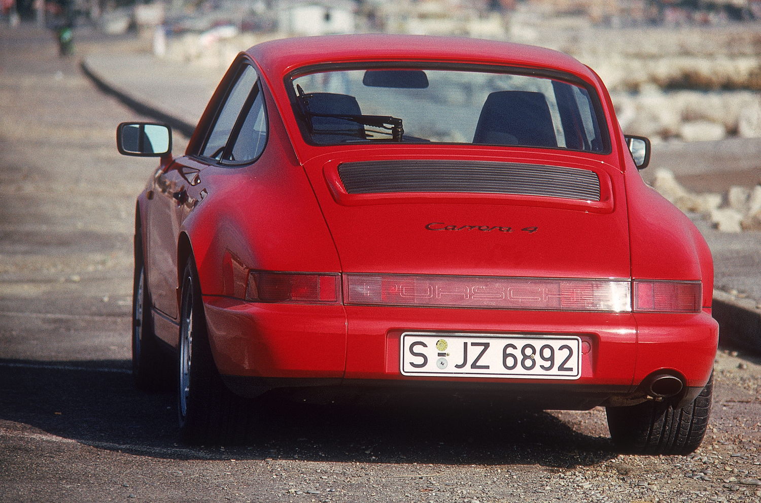 1988: Porsche 911 Carrera 4 con tracción total a las cuatro ruedas controlado mediante diferencial central planetario.