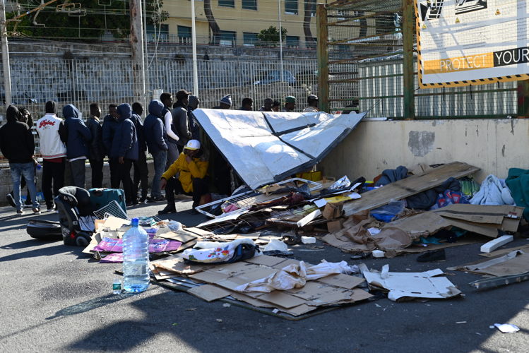 Title: Persons in transit in Ventimiglia Copyright: MSF/Candida Lobes Countries: Italy Date taken / Date Recorded: 15 May, 2023 Caption / Description: Hundreds of migrants attempt to access France from the Italian border town of Ventimiglia. Since 2015, French authorities have implemented border controls and movement restrictions for people in transit. As a result, indiscriminate pushbacks had become more common, including for unaccompanied minors and vulnerable people. Most persons in transit find temporary shelter in the streets of Ventimiglia, living in extremely harsh and unhealthy conditions before attempting to cross the border again, left with no services nor assistance.
