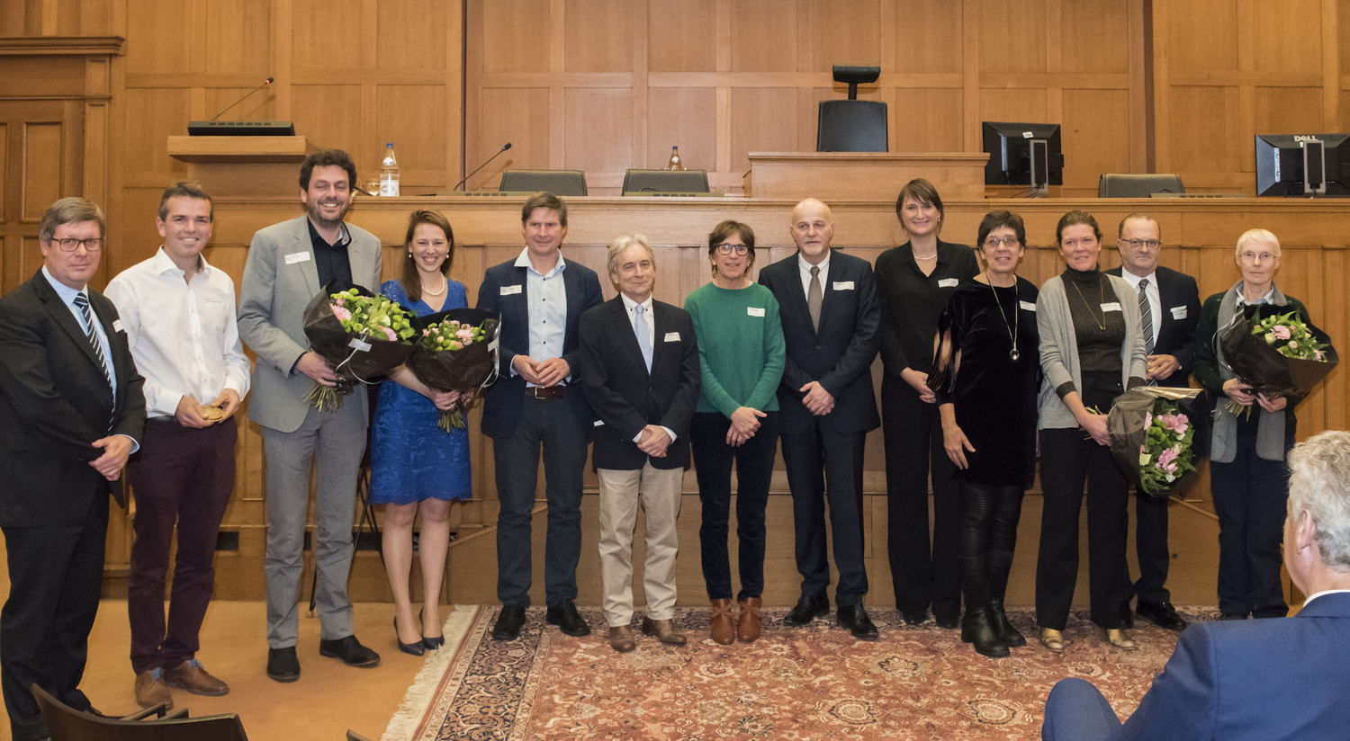 vlnr. provinciegriffier Albert De Smet, Ludo De Waele,  Frederik Matthys, Eline Blanchaert, Koen Klingele, wnd. gouverneur Didier Detollenaere, gedeputeerden Riet Gillis, Kurt Moens, Leentje Grillaert en Annemie Charlier, Isabelle Herteleer (van firma Jan De Nul) , Dirk De Nul, Jenny De Laet