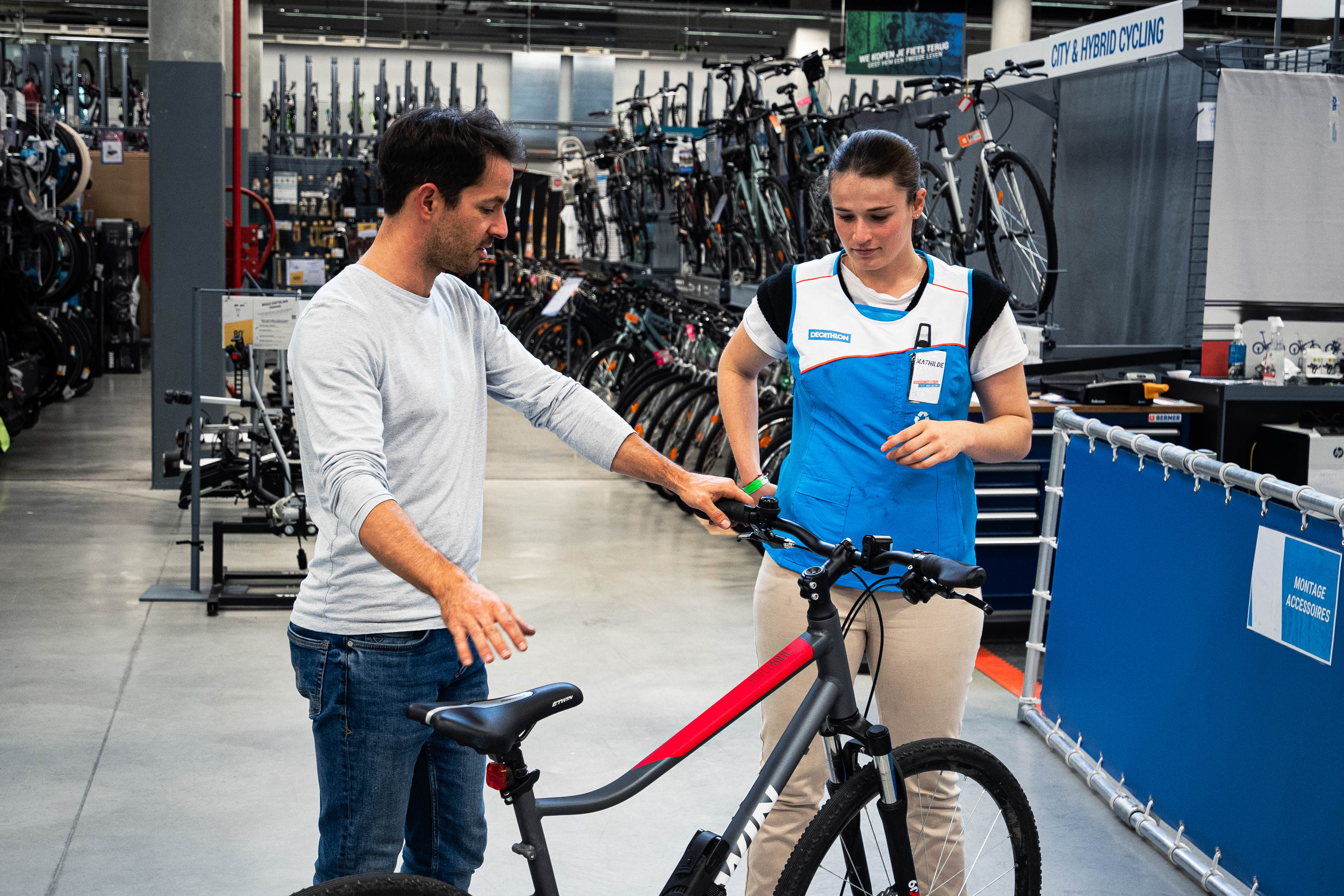 Verbeelding postkantoor handicap Decathlon strijdt met gerecycleerde fietsen tegen transportarmoede