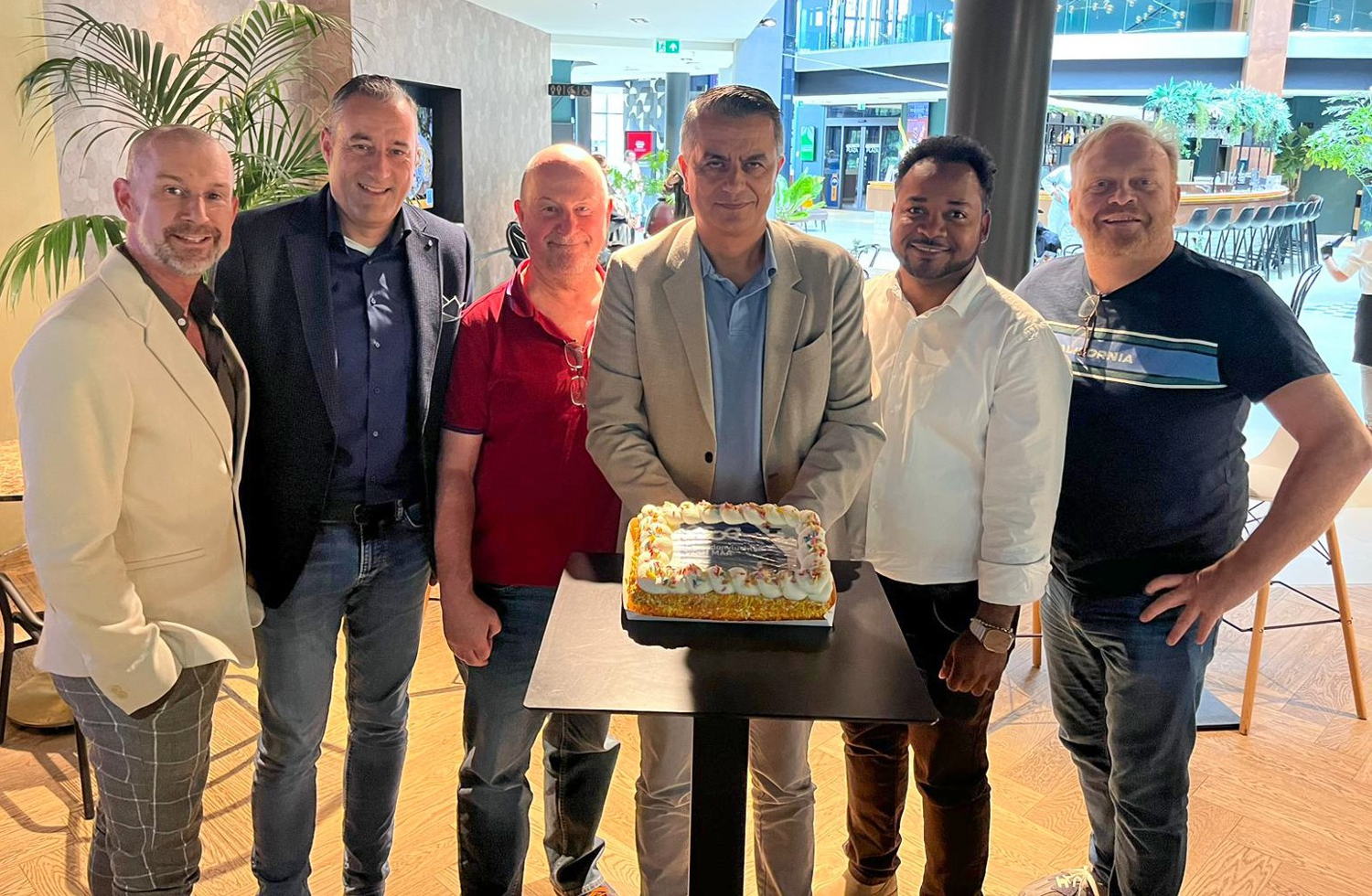 Op de foto v.l.n.r.: Dick Gussen, Fons Latour, Wim Woelders, Atilay Uslu, Carlson Manuel en Frits Huffnagel